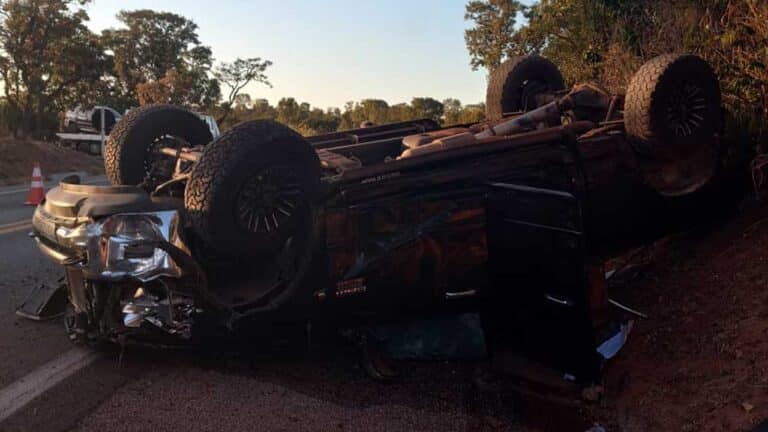 Motorista provoca acidente ao tentar acessar estrada da Prainha, em João Pinheiro