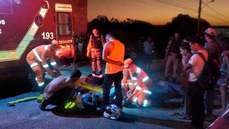 Motociclistas se envolvem em acidente em cruzamento no Bairro Itaipú em João Pinheiro