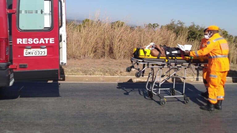 Mulher é atropelada por caminhonete ao tentar atravessar o trevo da BR-040 com a MG-181 em João Pinheiro