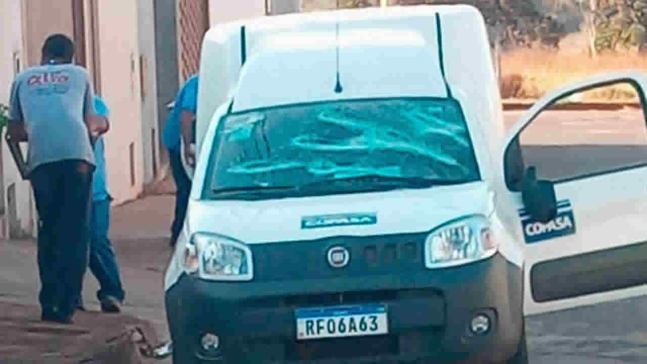 Mulher quebra veículo e ameaça funcionários da Copasa que foram até sua casa para cortar a água em Patos de Minas