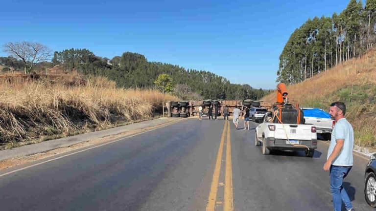 Carreta tomba na "curva da morte" e para atravessada na BR-365 em Patos de Minas; rodovia está interditada