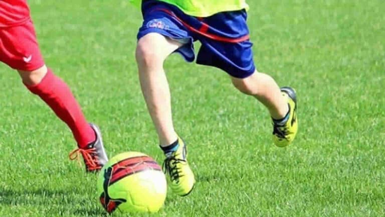 Menina de 10 anos consegue na Justiça direito de jogar futebol com os meninos em escola particular de Minas Gerais