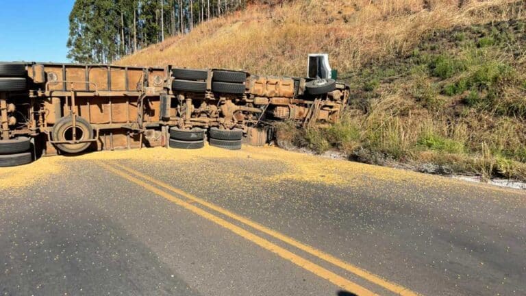Após ficar 7 horas interditada, BR-365 é liberada em Patos de Minas no trecho conhecido como "curva da morte"