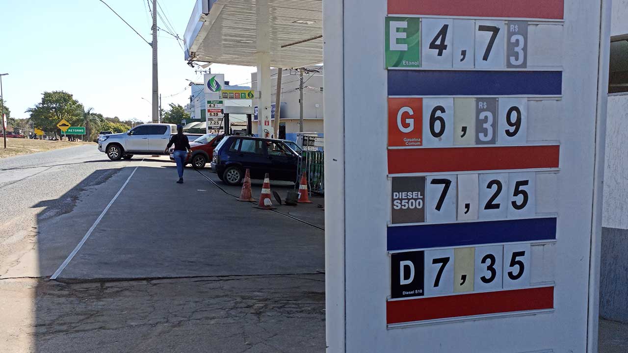 Gasolina já pode ser encontrada por R$6,39 em João Pinheiro; expectativa é de que o preço caia ainda mais