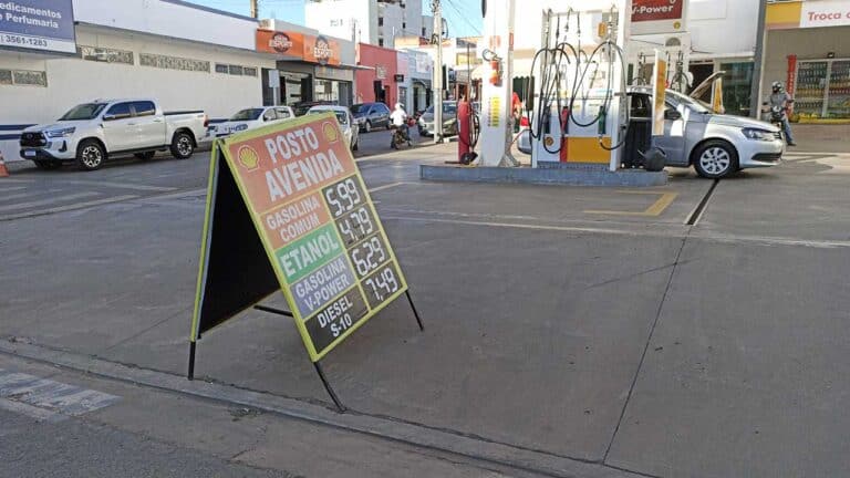 Redução de impostos faz gasolina cair abaixo de R$ 6,00 o litro nos postos de João Pinheiro