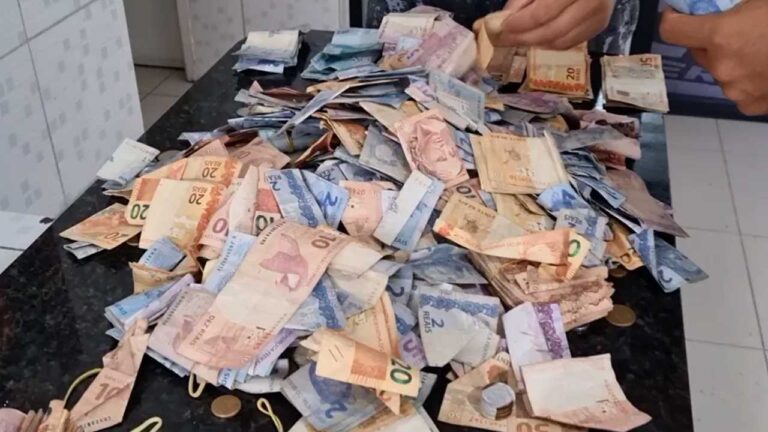 Inusitado: homem furta carro de padre, distribuí cerca de R$ 10 mil que estava no veículo e acaba preso