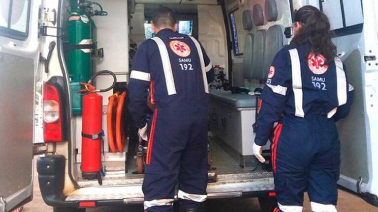 Mulher em surto psicótico invade hospital com faca nas mãos e ameaça funcionários e pacientes em Patos de Minas