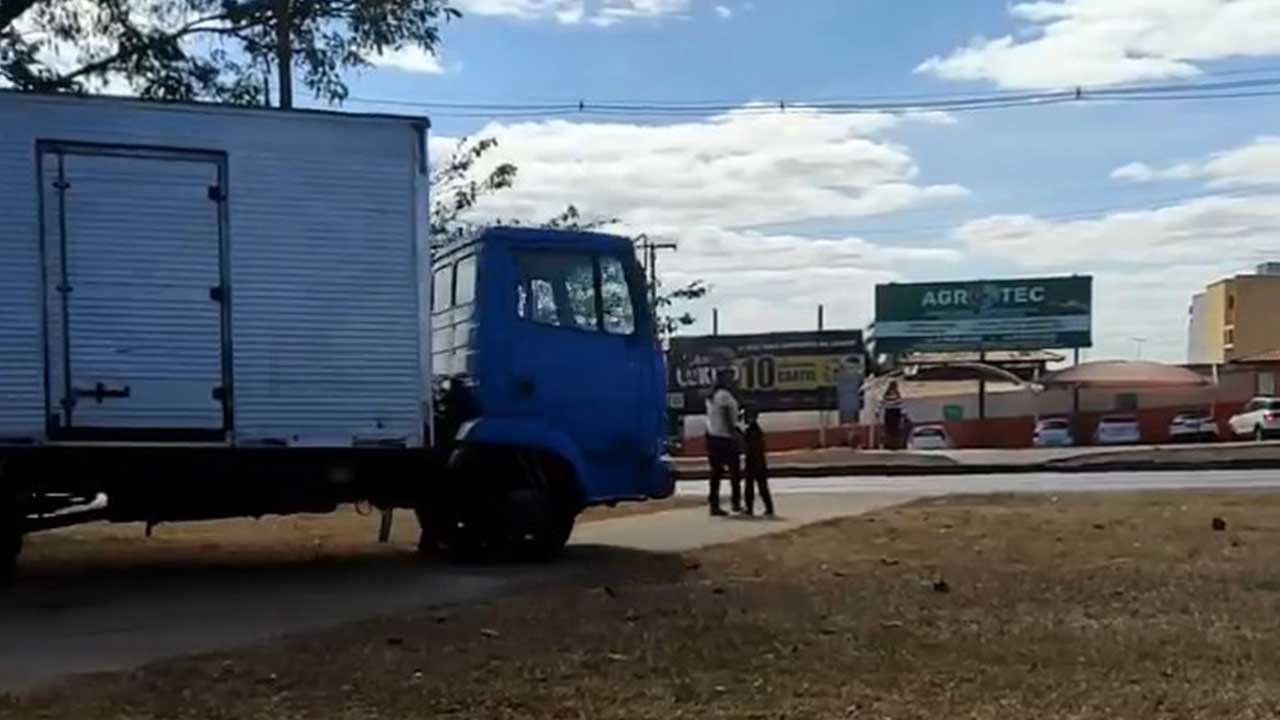 Vídeo: motorista sobe em canteiro para se livrar de engarrafamento na marginal da BR-040 em João Pinheiro