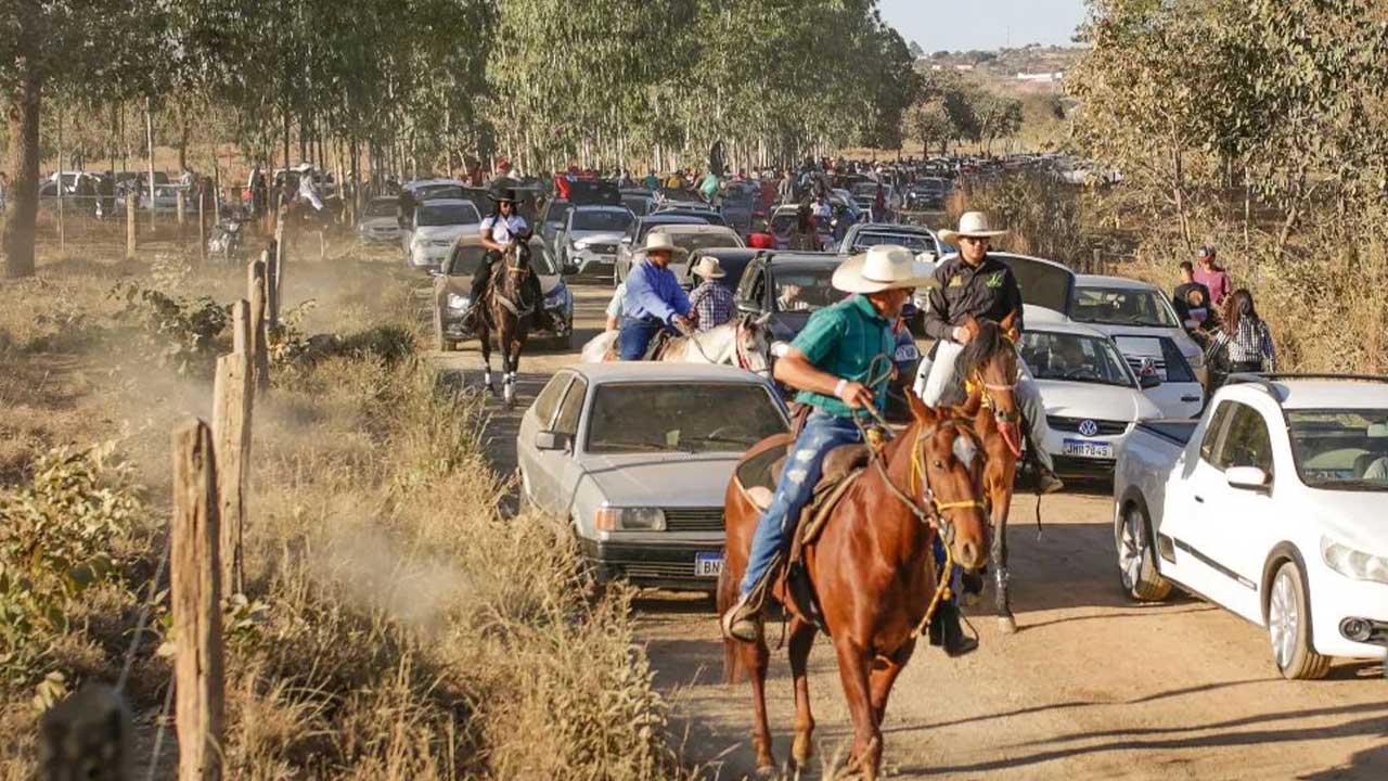 Mulher tem celular furtado durante cavalgada realizada no último fim de semana em João Pinheiro