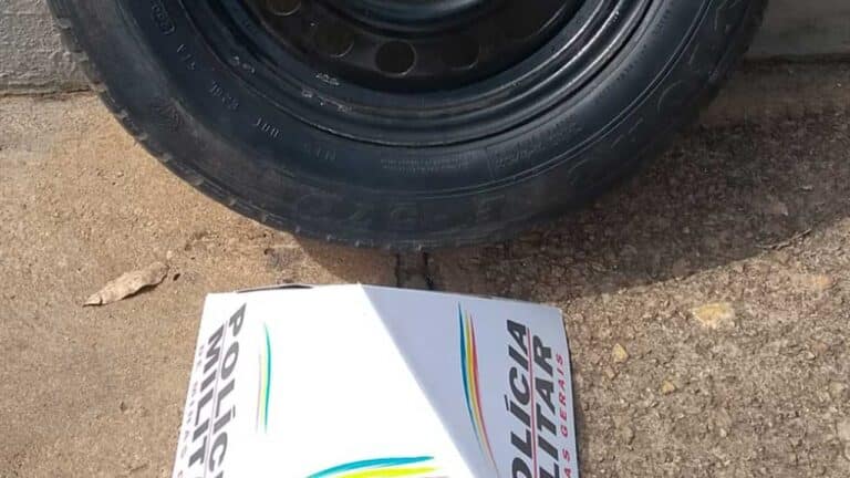 Ladrões desafiam a polícia e furtam estepe de carro de PM estacionado em frente ao quartel de João Pinheiro
