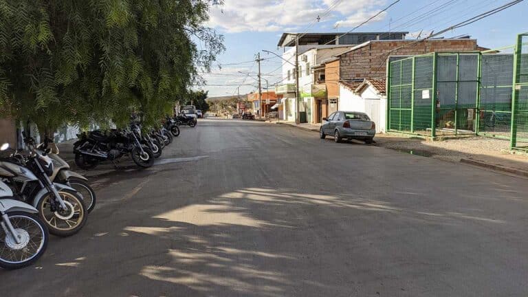 Ladrão furta celular do bolso da calça de jovem em plena luz do dia no Esplanada, em João Pinheiro