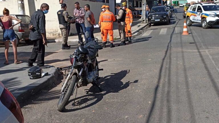 Jovem de 19 anos é socorrido com corte no pescoço após acidente de trânsito no Centro de João Pinheiro