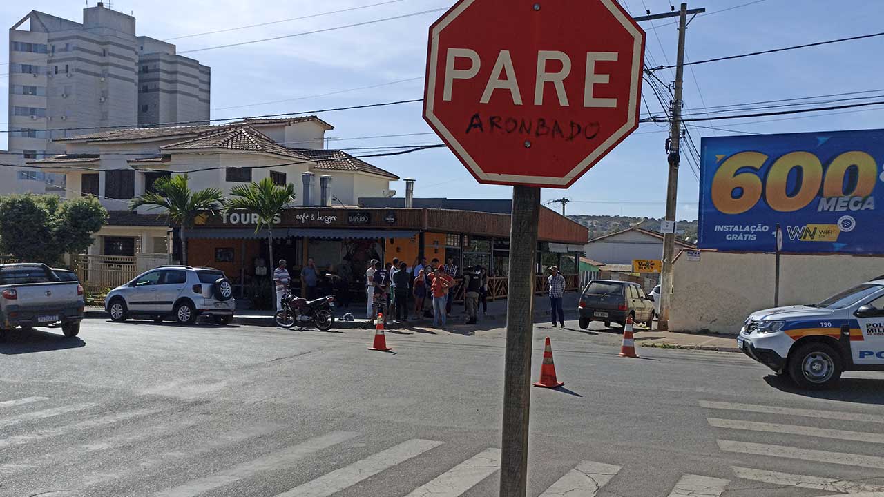 Jovem de 19 anos é socorrido com corte no pescoço após acidente de trânsito no Centro de João Pinheiro