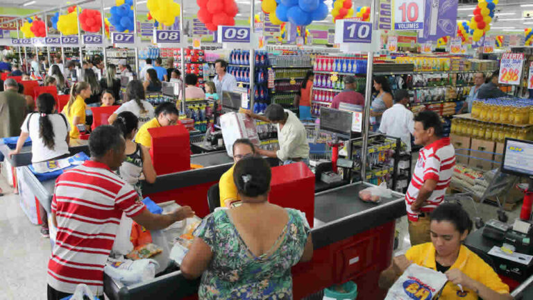Custo médio da cesta básica consome 63% do salário mínimo no Brasil, aponta pesquisa da Abras