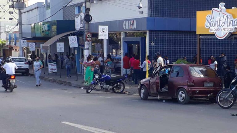 Aposentada sai chorando da Caixa após não receber atendimento em João Pinheiro