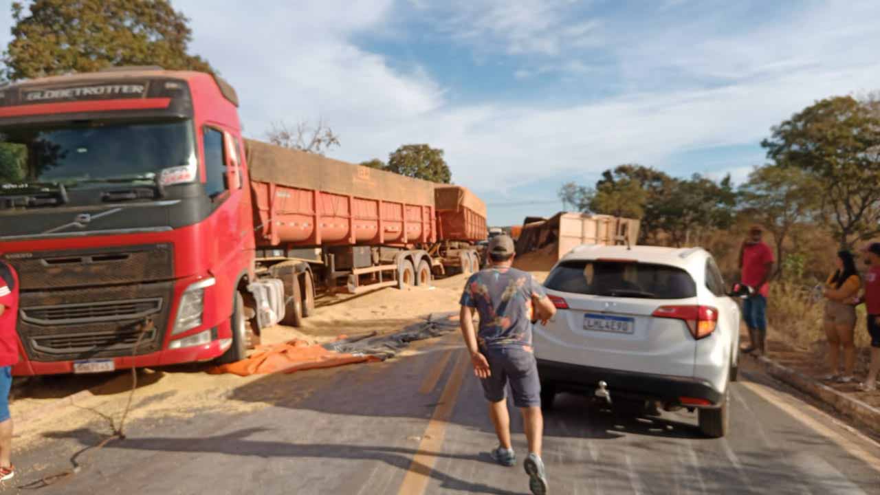 Colisão entre duas carretas deixou trânsito parcialmente interditado na MG-181 em Brasilândia de Minas