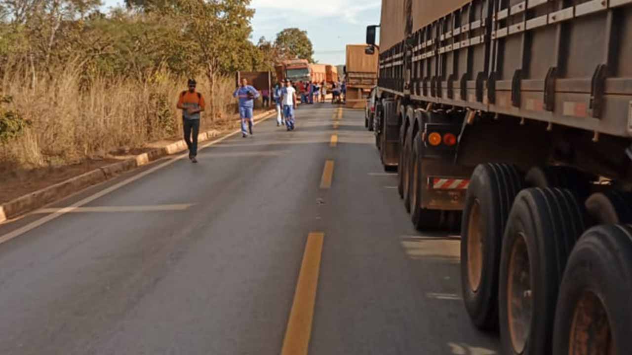 Colisão entre duas carretas deixou trânsito parcialmente interditado na MG-181 em Brasilândia de Minas