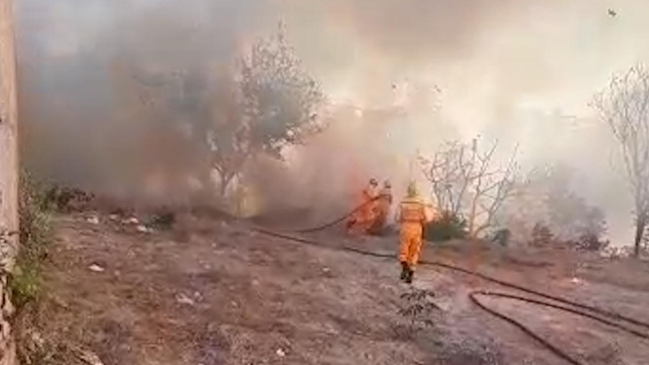 Corpo de Bombeiros combate incêndio de grandes proporções em lote vago no Bela Vista, em João Pinheiro