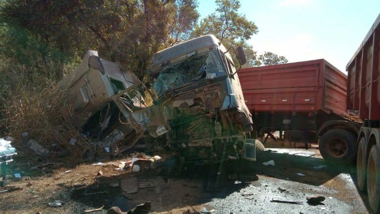 Duas carretas colidem de frente em grave acidente na BR-040, próximo ao Praia Park