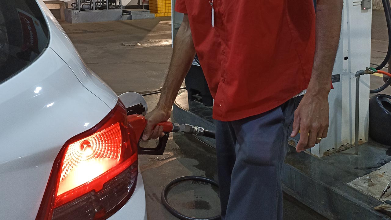 Petrobras reduziu preço da gasolina em R$ 0,20 por litro nas refinarias; consumidor final ainda não viu redução
