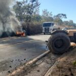 Veículo pega fogo e fica completamente destruído após colisão com trator na MG-181 em Brasilândia de Minas