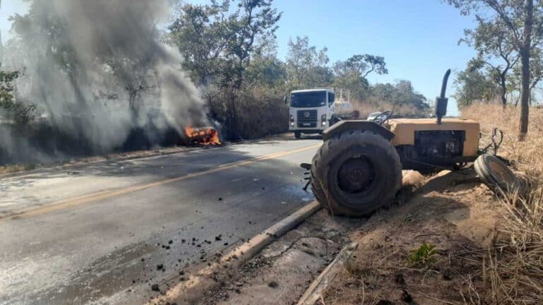 Veículo pega fogo e fica completamente destruído após colisão com trator na MG-181 em Brasilândia de Minas