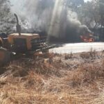 Veículo pega fogo e fica completamente destruído após colisão com trator na MG-181 em Brasilândia de Minas