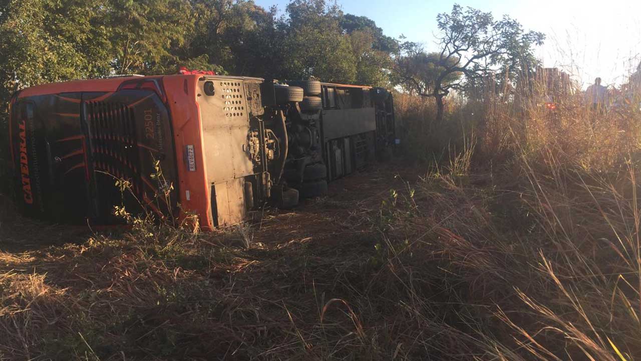 Ônibus com 47 passageiros tomba na BR-365 em João Pinheiro