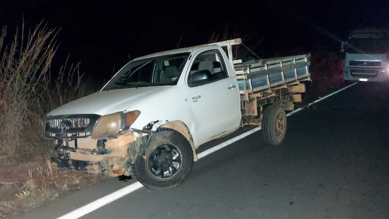 Carreta parada na pista provoca acidente na MG-181 em João Pinheiro