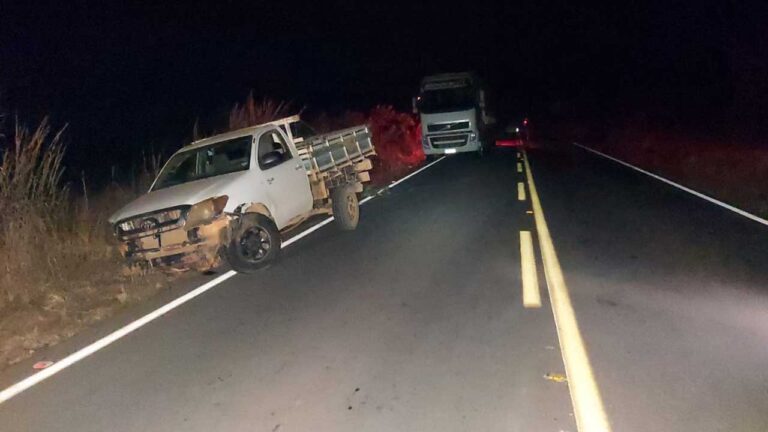 Carreta parada na pista provoca acidente na MG-181 em João Pinheiro