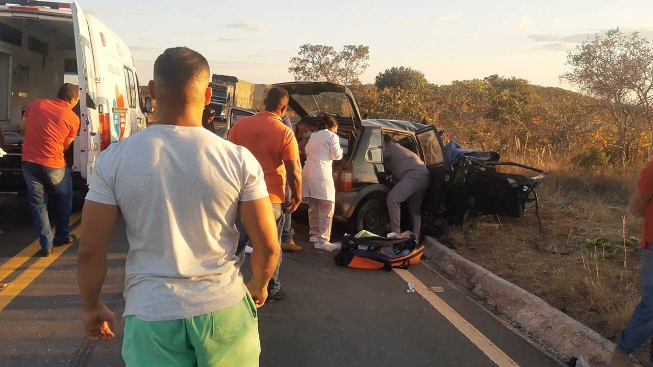 Colisão frontal entre veículos deixa 6 feridos na MG-181 em João Pinheiro; uma delas está em estado grave