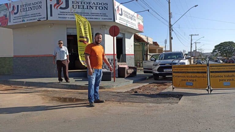 Obra inacabada da Copasa na Rua Albertino Maia é alvo de reclamações em João Pinheiro