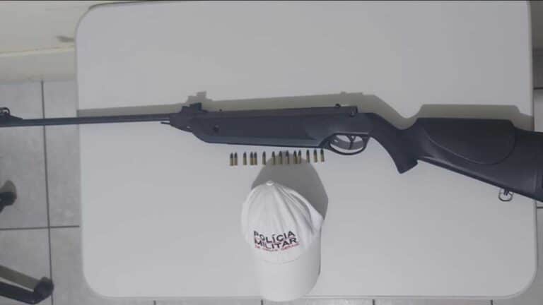 Motorista é preso com um rifle e munições no porta malas em Brasilândia de Minas