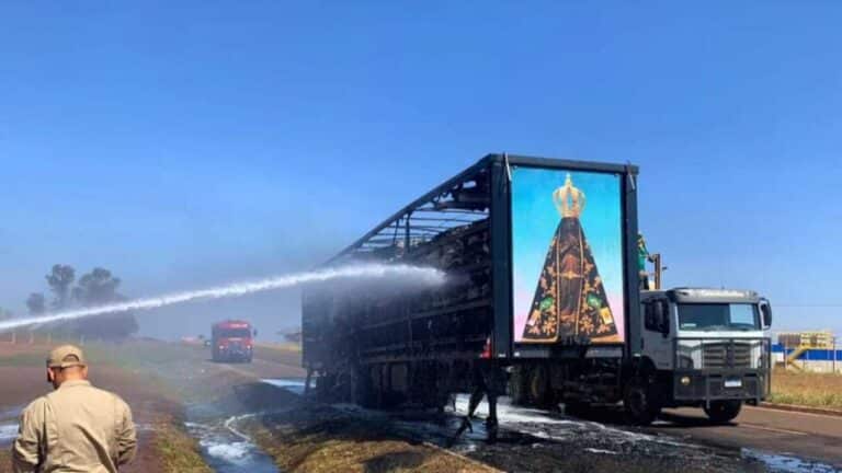 Carreta de algodão pega fogo, e painel de Nossa Senhora Aparecida fica intacto