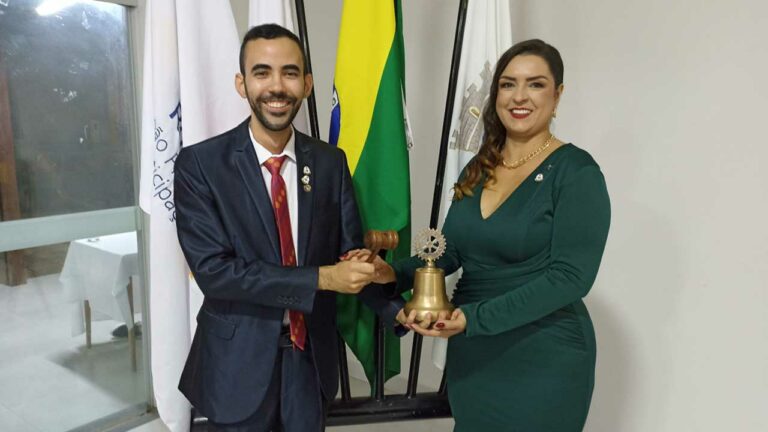 Valeriana Melo toma posse como presidente do Rotary Club Participação, em João Pinheiro