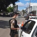 Polícia Militar realiza blitz educativa para celebrar Lei Maria da Penha em João Pinheiro
