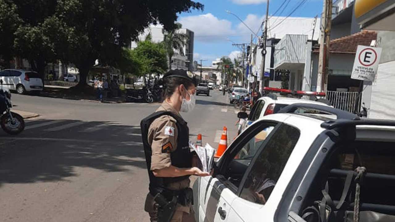 Polícia Militar realiza blitz educativa para celebrar Lei Maria da Penha em João Pinheiro