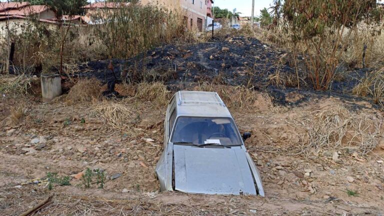 Veículo desgovernado desce rua e cai em grota na cidade de João Pinheiro