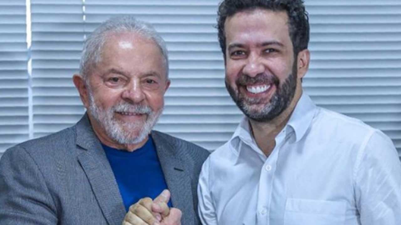 André Janones desiste de candidatura presidencial e formaliza apoio a Lula em disputa à Presidência