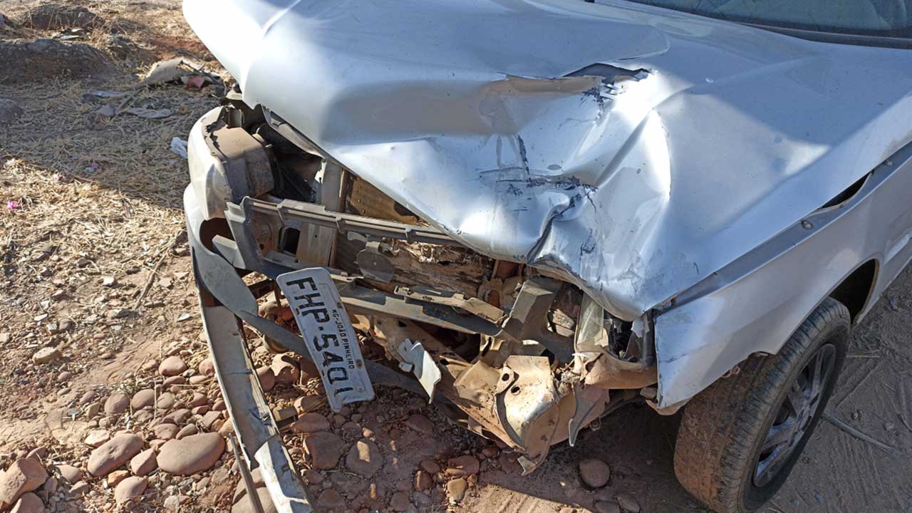 Acesso irregular da BR-040 causa mais um acidente próximo ao Caipirão em João Pinheiro