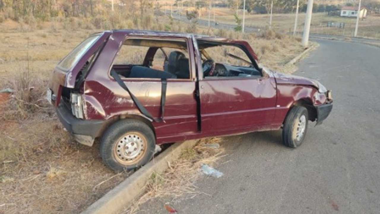 Motorista embriagado e sem habilitação capota veículo na Avenida Riviera e deixa 4 pessoas feridas em João Pinheiro