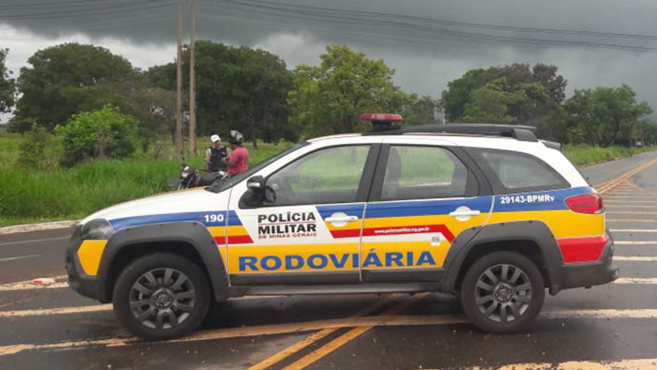 Polícia Militar prende duas pessoas por embriaguez ao volante na MG-181, em Brasilândia de Minas e João Pinheiro