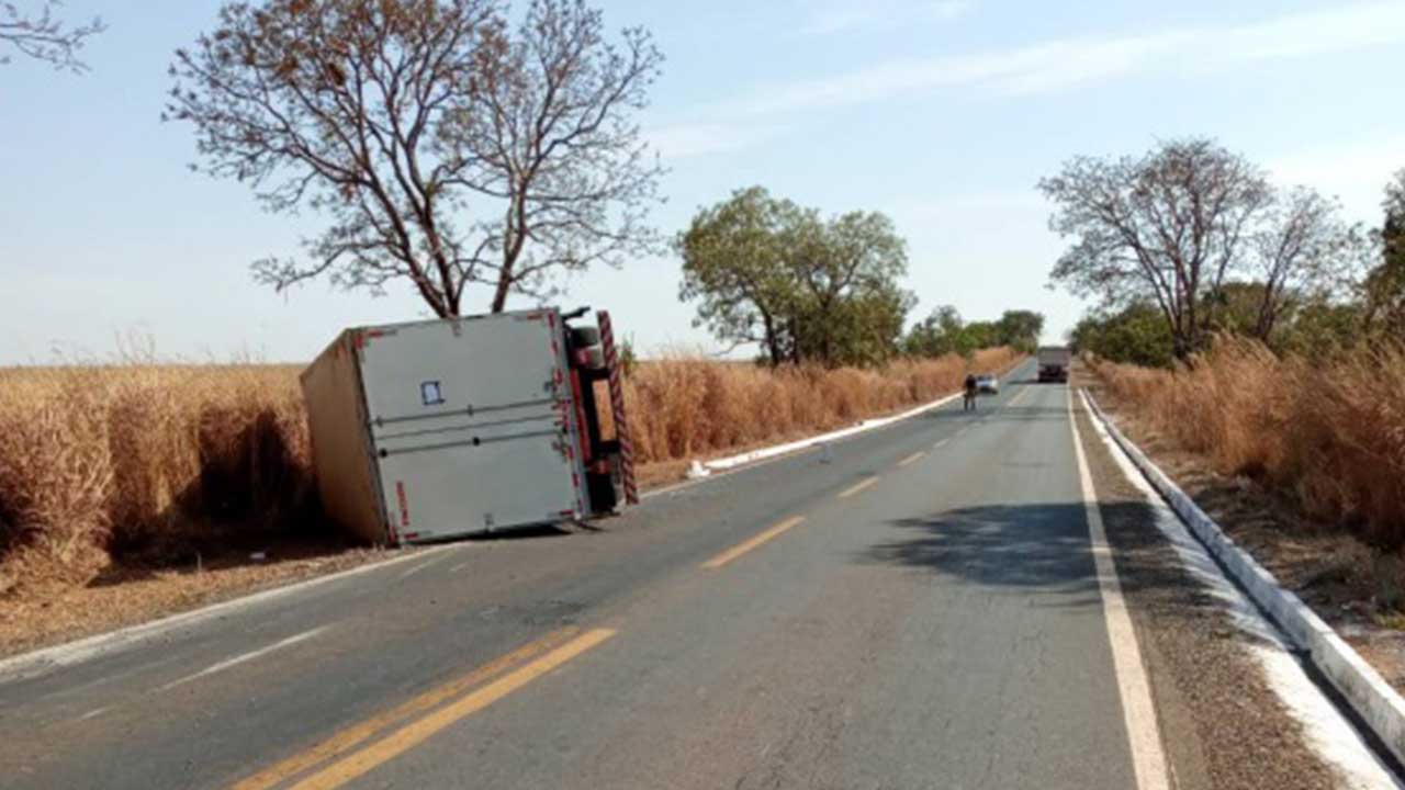 Motorista que vinha para João Pinheiro cochila e tomba caminhão na MG-410, em Lagoa Grande