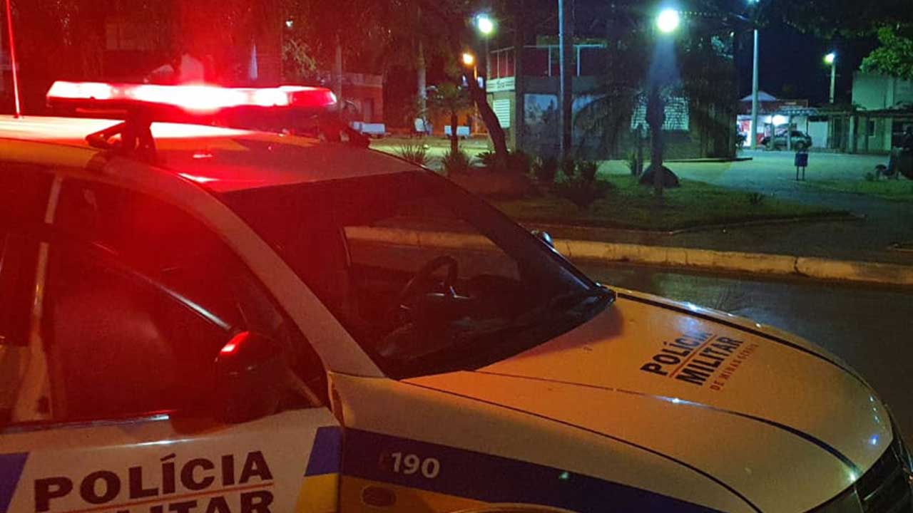 Jovem se tranca em quarto para não ser morto a tiros, mas acaba atingido por dois disparos em Brasilândia