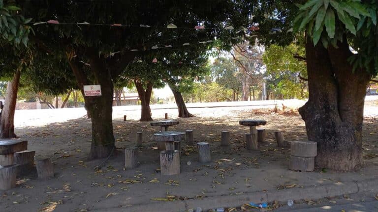Mulher alega ter sido agredida em bar na Olaria e proprietário diz que apenas coibiu uso de drogas no local