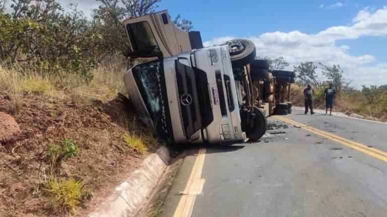 Carreta carregada com carvão tomba na MG-181 e deixa pista interditada por mais de 10 horas em João Pinheiro