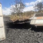 Carreta carregada com carvão tomba na MG-181 e deixa pista interditada por mais de 10 horas em João Pinheiro