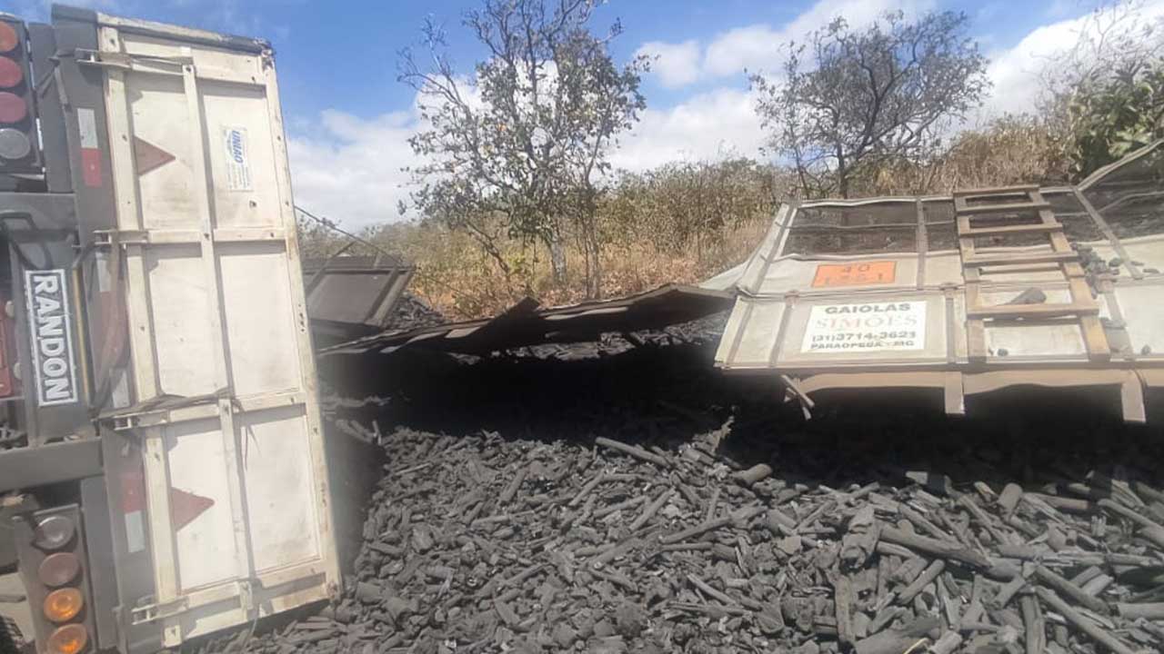 Carreta carregada com carvão tomba na MG-181 e deixa pista interditada por mais de 10 horas em João Pinheiro