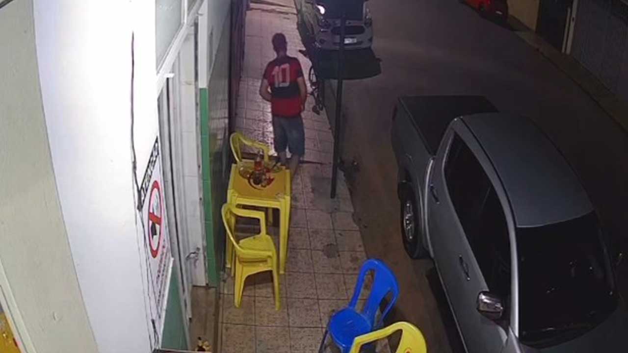 Vídeo: homem sai de bar sem pagar a conta e ainda furta bicicleta em João Pinheiro; PM o prendeu no dia seguinte