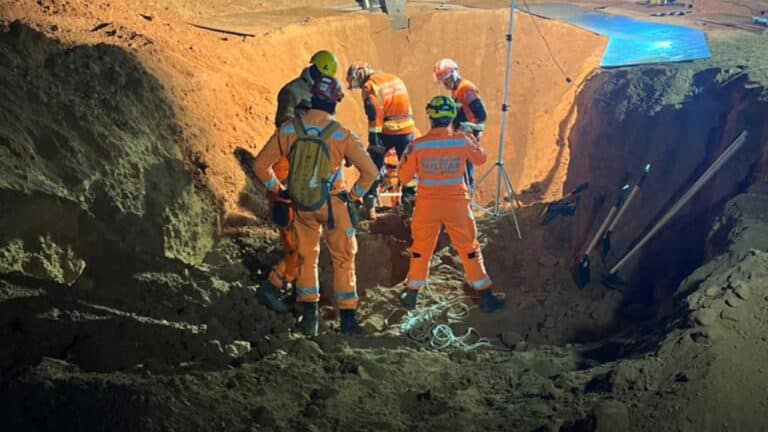 Menino que caiu em buraco de 8 metros de profundidade é retirado após 17 horas de resgate em Carmo do Paranaíba